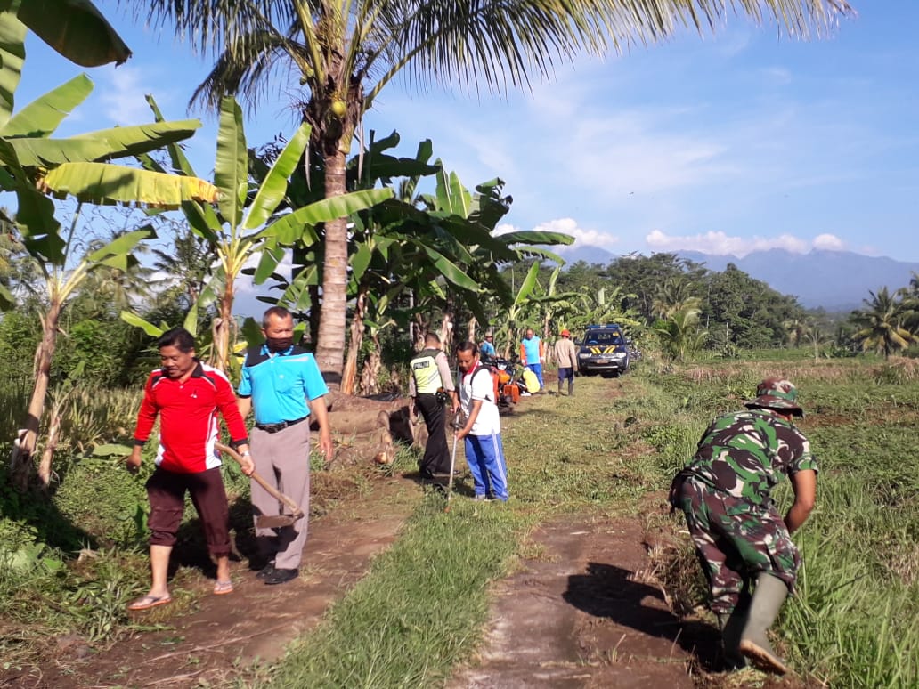 Camat ajak karyawan kecamatan ikut serta kerja bakti di desa